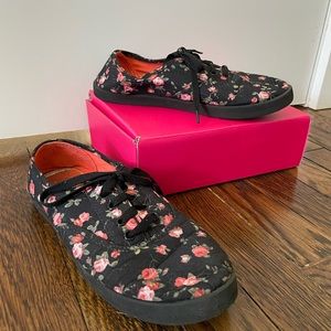 Black floral shoes